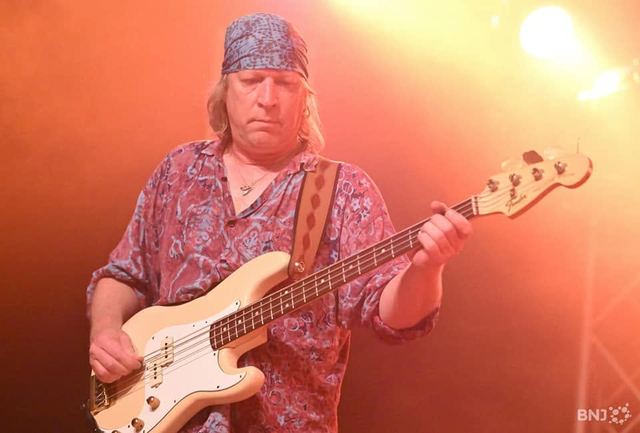 Le bassiste en concert, lumière orange